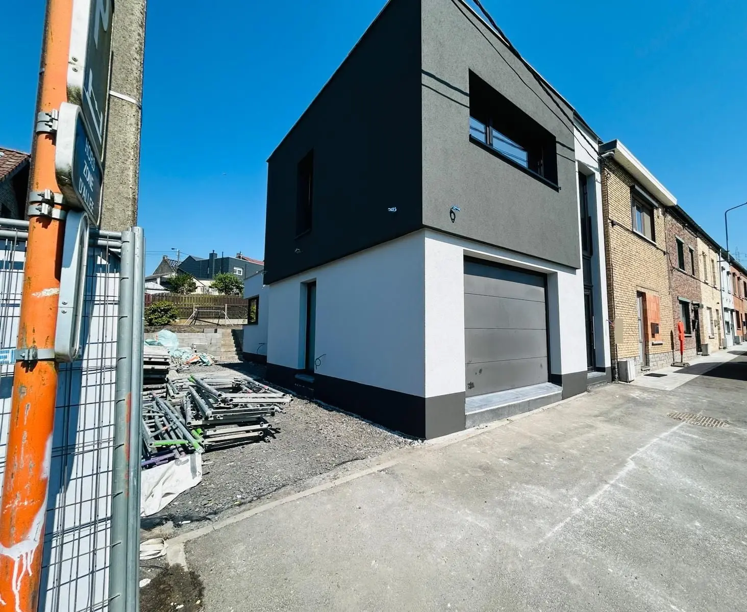 La maison terminée et sa porte de garage, vue de la rue, à Charleroi