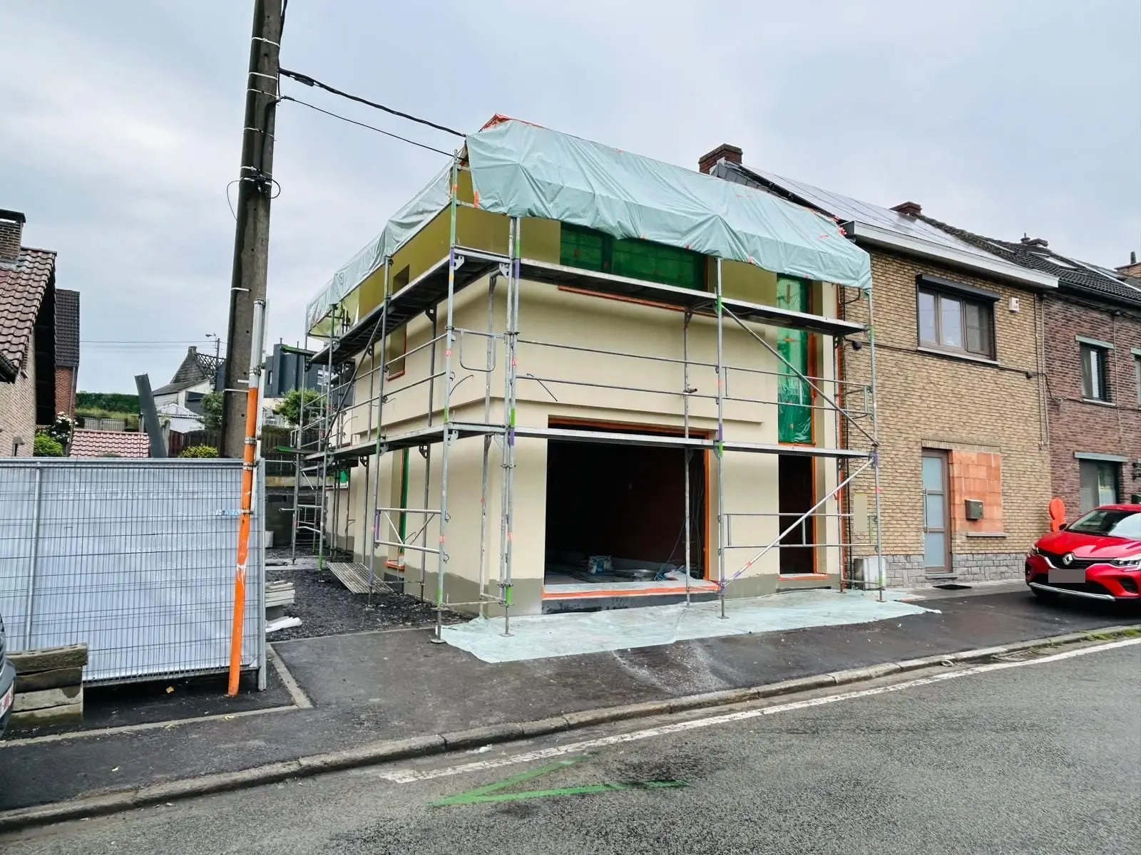 La maison sous échafaudage et bâche, vue de la rue, à Charleroi