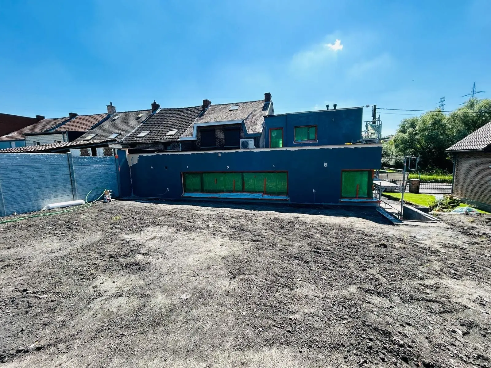 L’annexe avec une couche anthracite, fenêtres protégées, à Charleroi