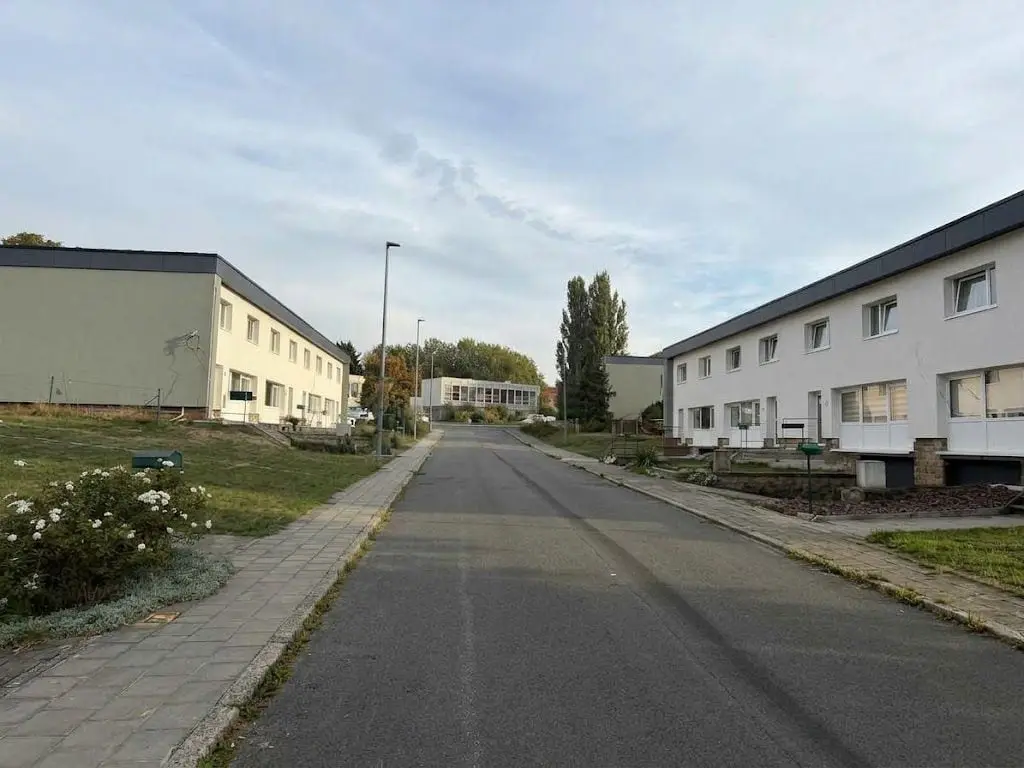 Les deux rangées de maisons terminées, de part et d’autre de la rue, à Charleroi