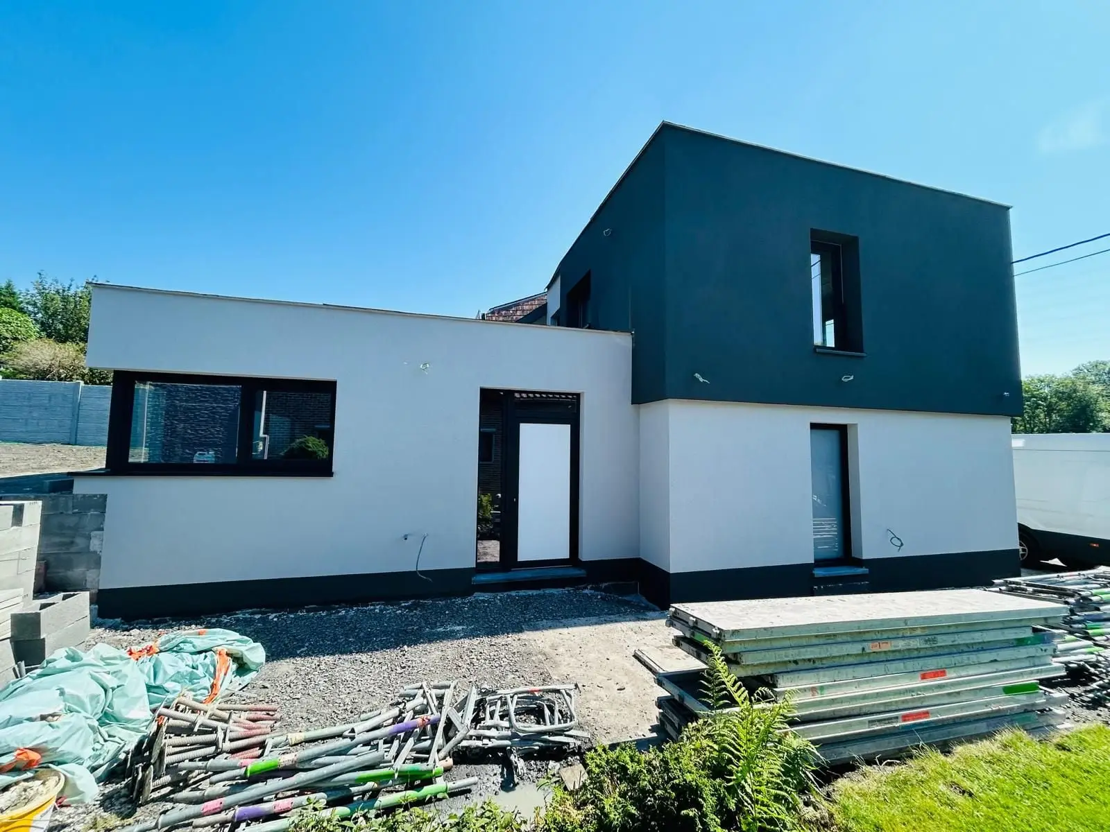 L’arrière de la maison terminé, blanc et anthracite, à Charleroi