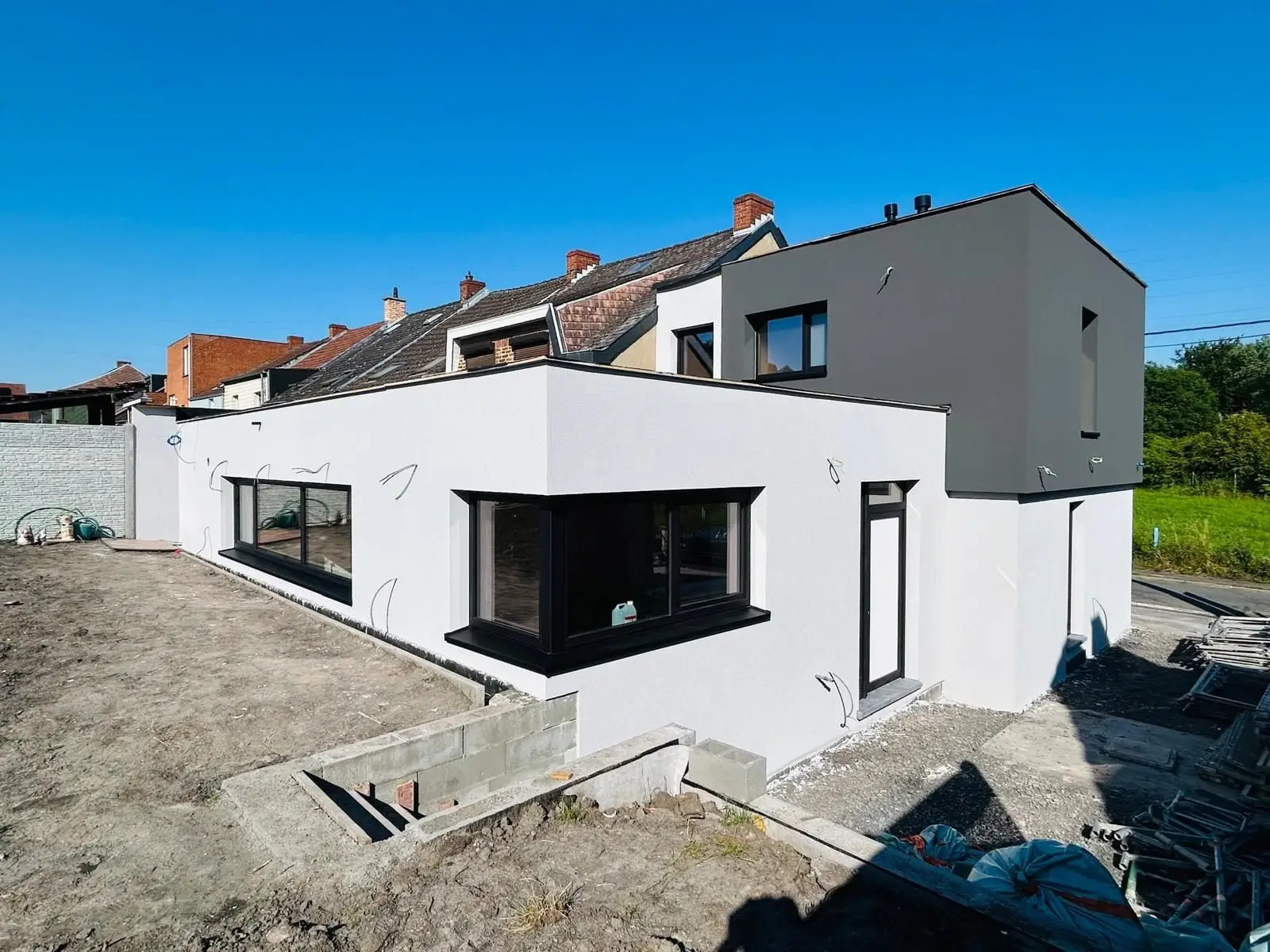 L’annexe et la maison terminées, vues du jardin, à Charleroi