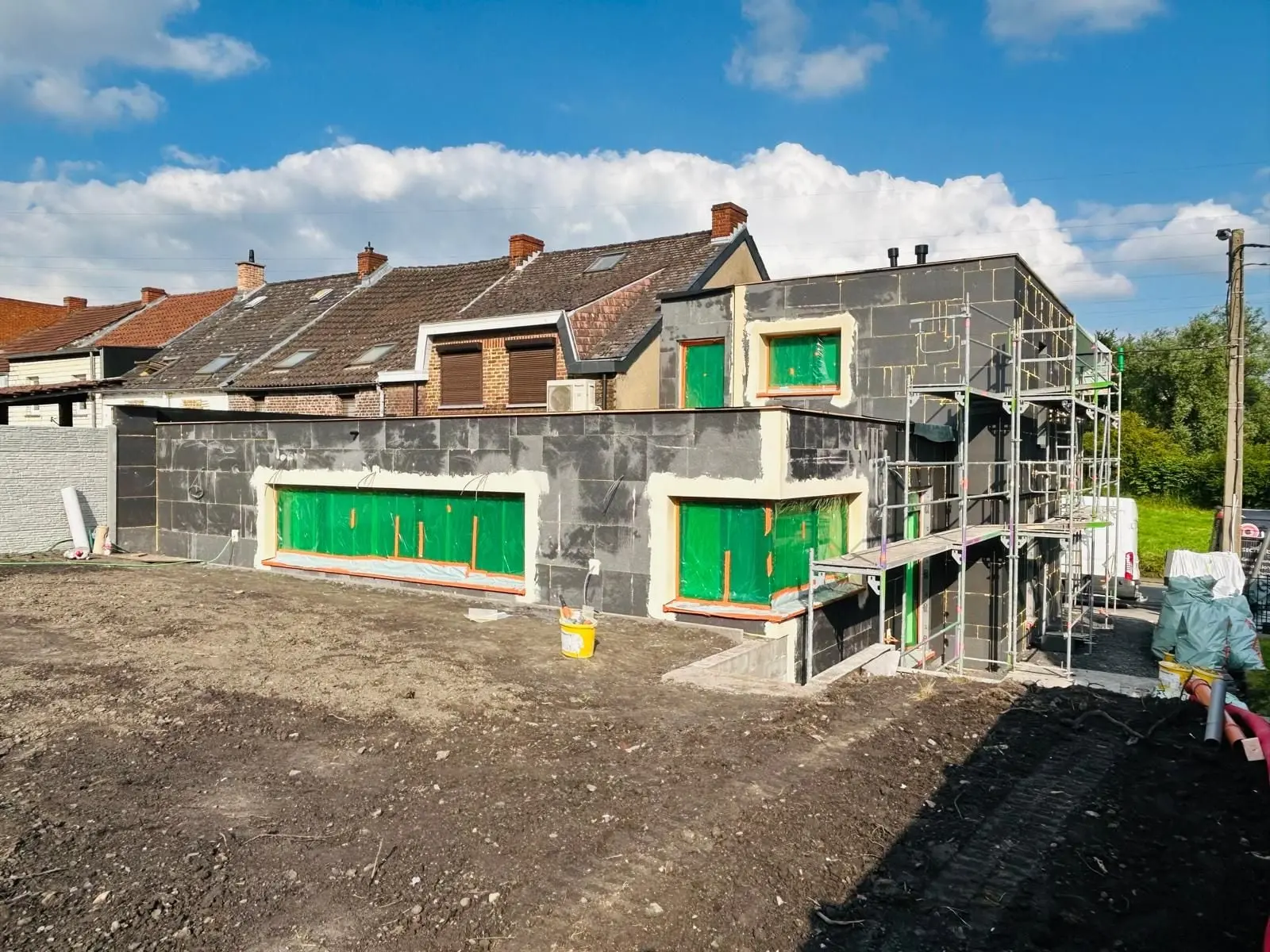 La maison vue du jardin, panneaux noirs posés, à Charleroi