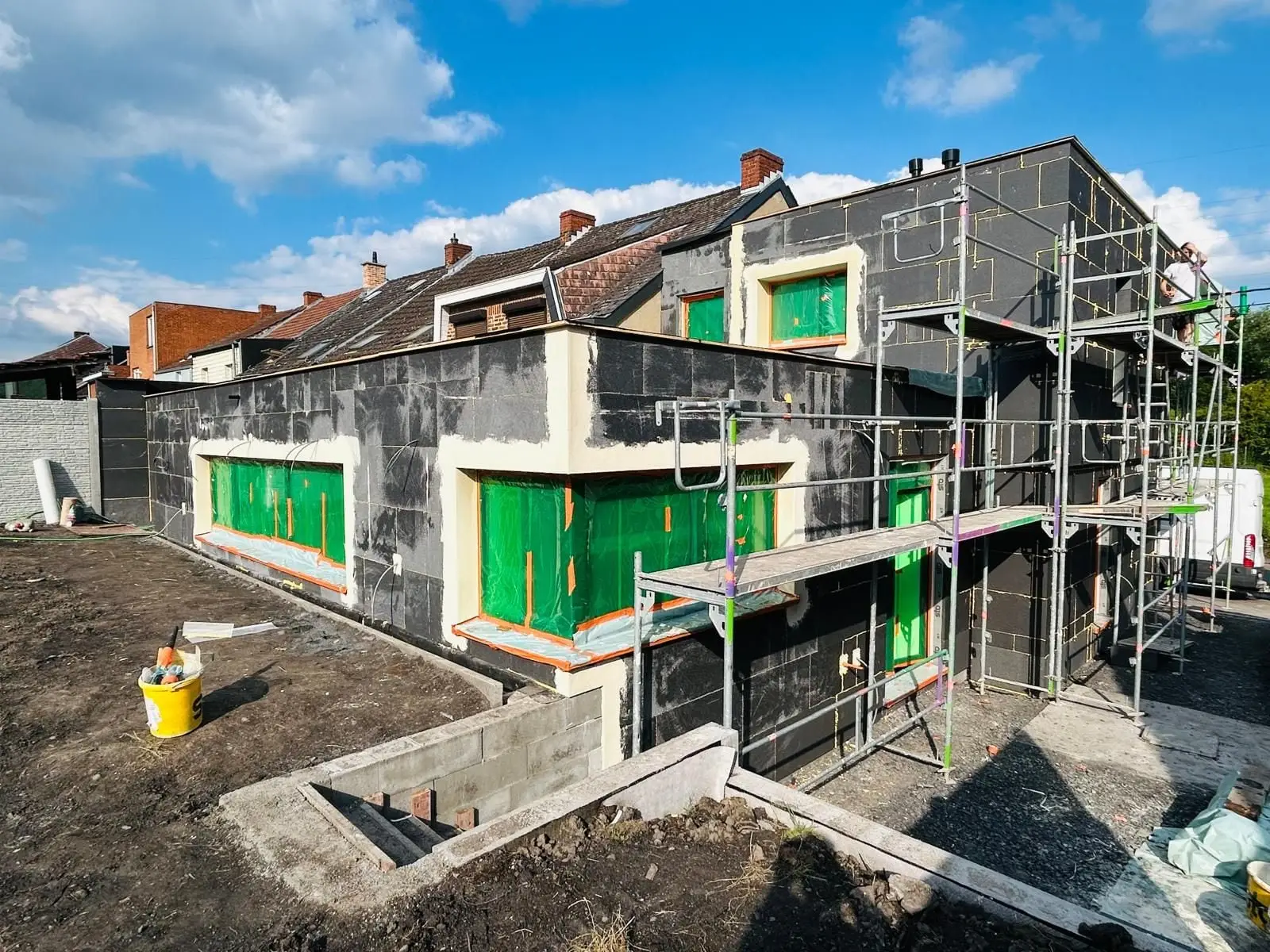 Le même angle sous échafaudage, panneaux noirs posés, à Charleroi