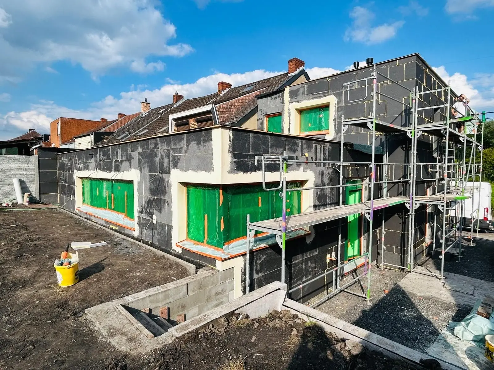 Le même angle sous échafaudage, panneaux noirs posés, à Charleroi