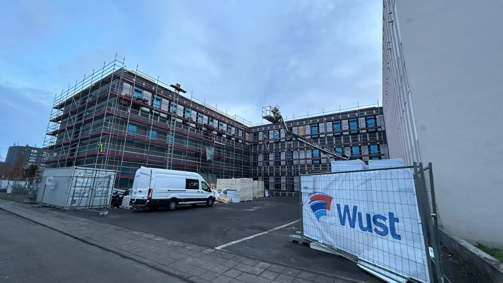 Cour intérieure de l’Université de Mons sous échafaudage, au début des travaux