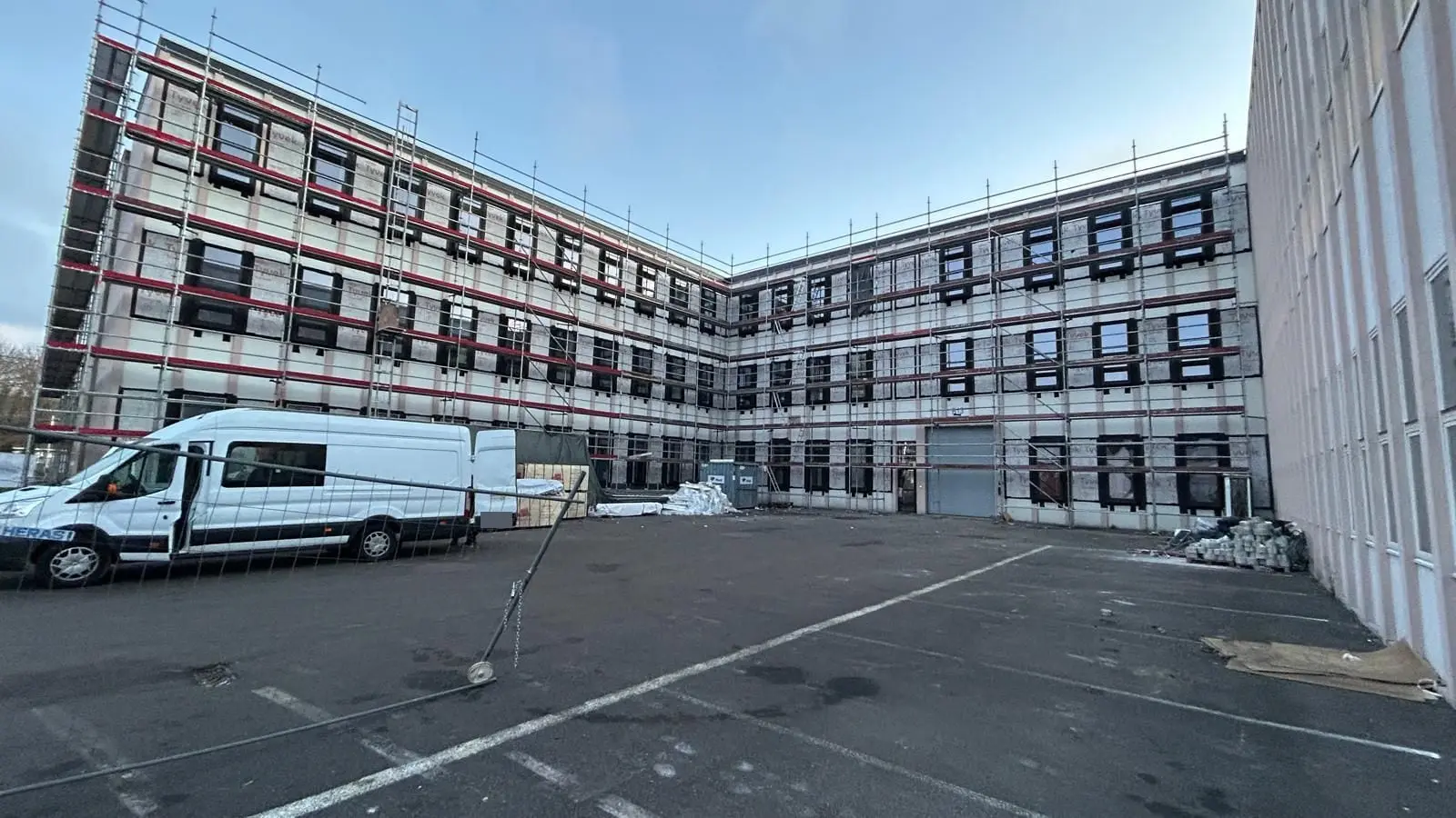 La cour intérieure sous échafaudage, panneaux posés, à Mons