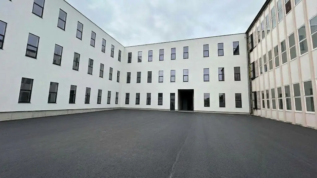La cour intérieure de l’Université de Mons, façade blanche terminée