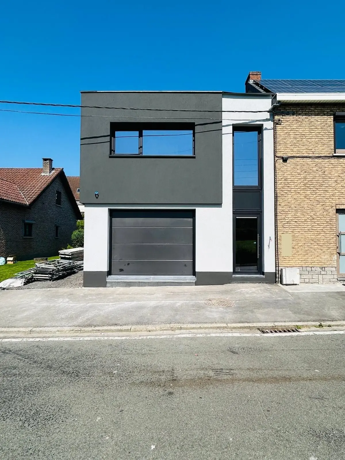 La façade avant terminée, crépi blanc et anthracite, à Charleroi