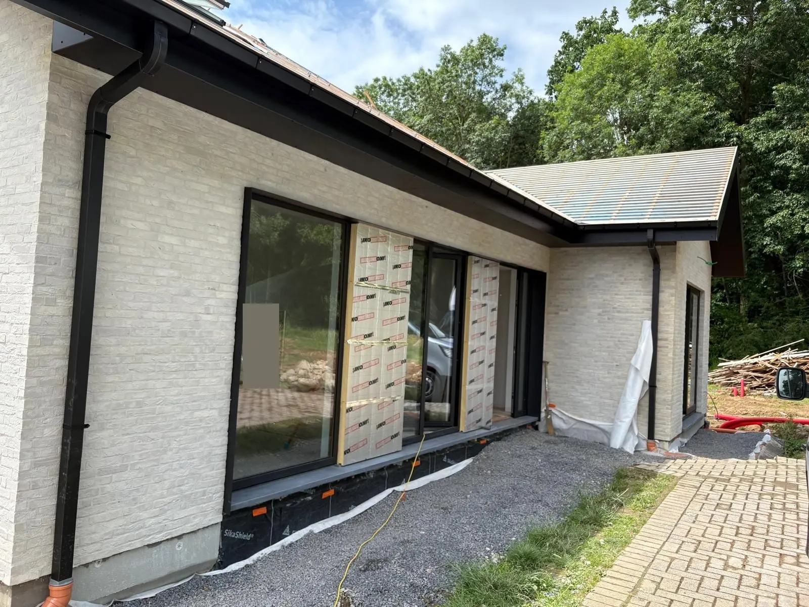 Façade de la maison et sa baie vitrée, à Halle