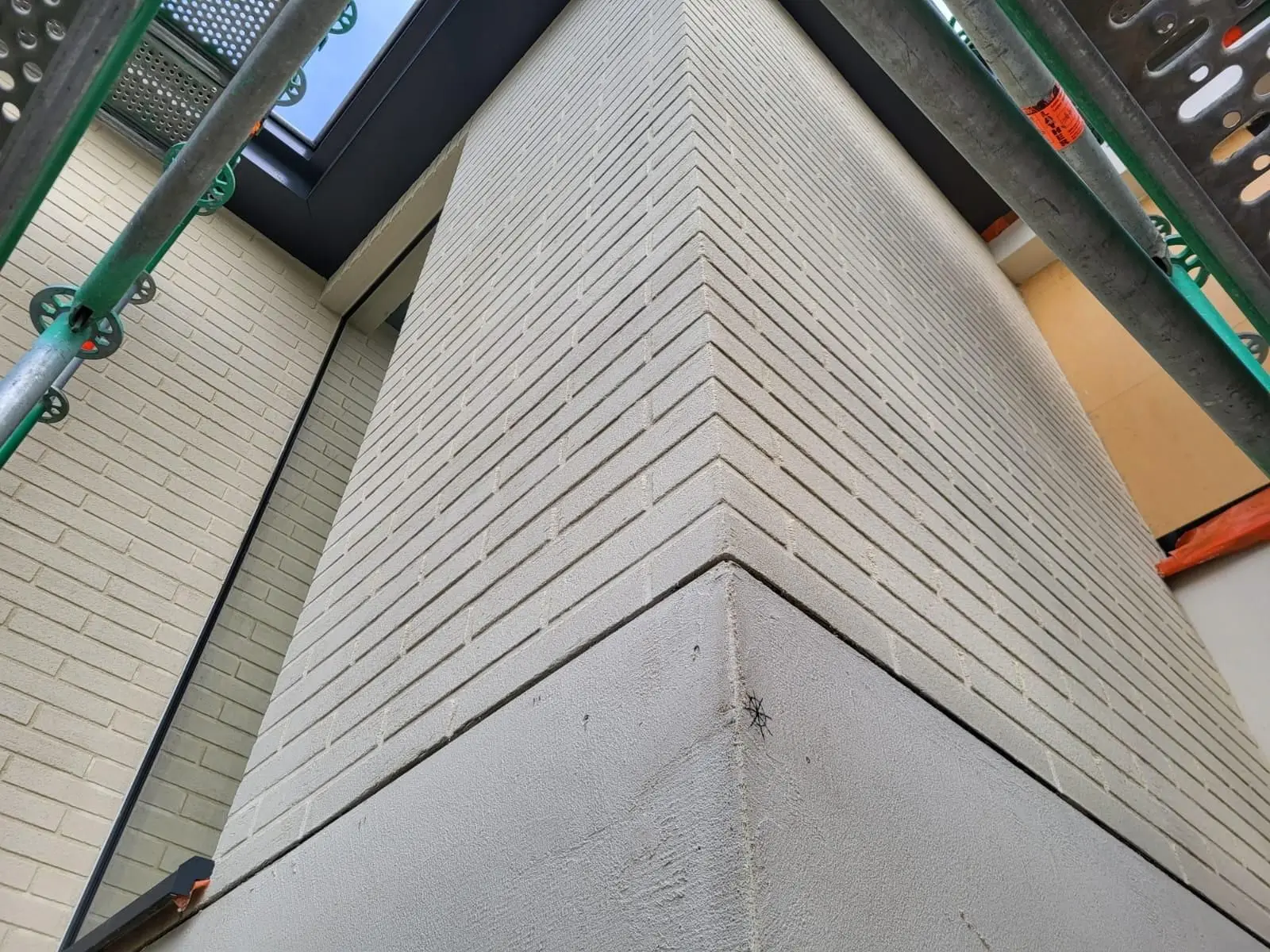 Angle de la façade à l’aspect brique, de près, à Auderghem
