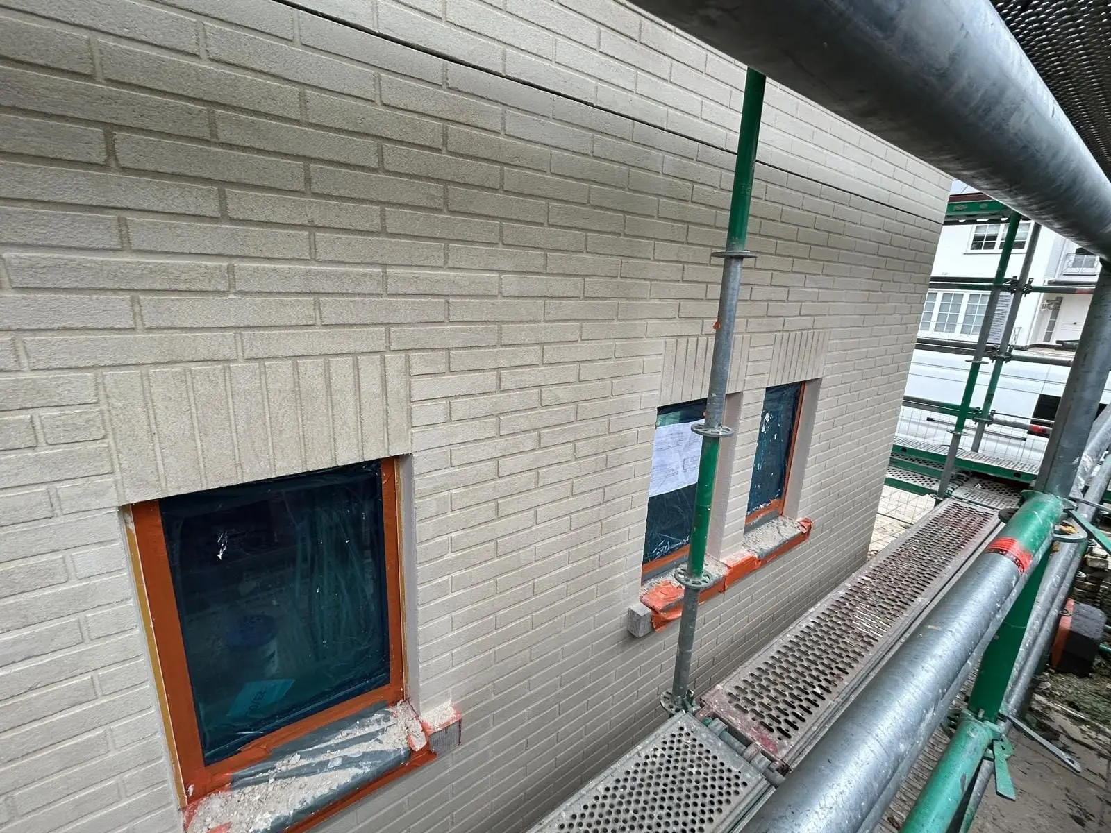 Le mur à l’aspect brique autour des fenêtres, à Auderghem