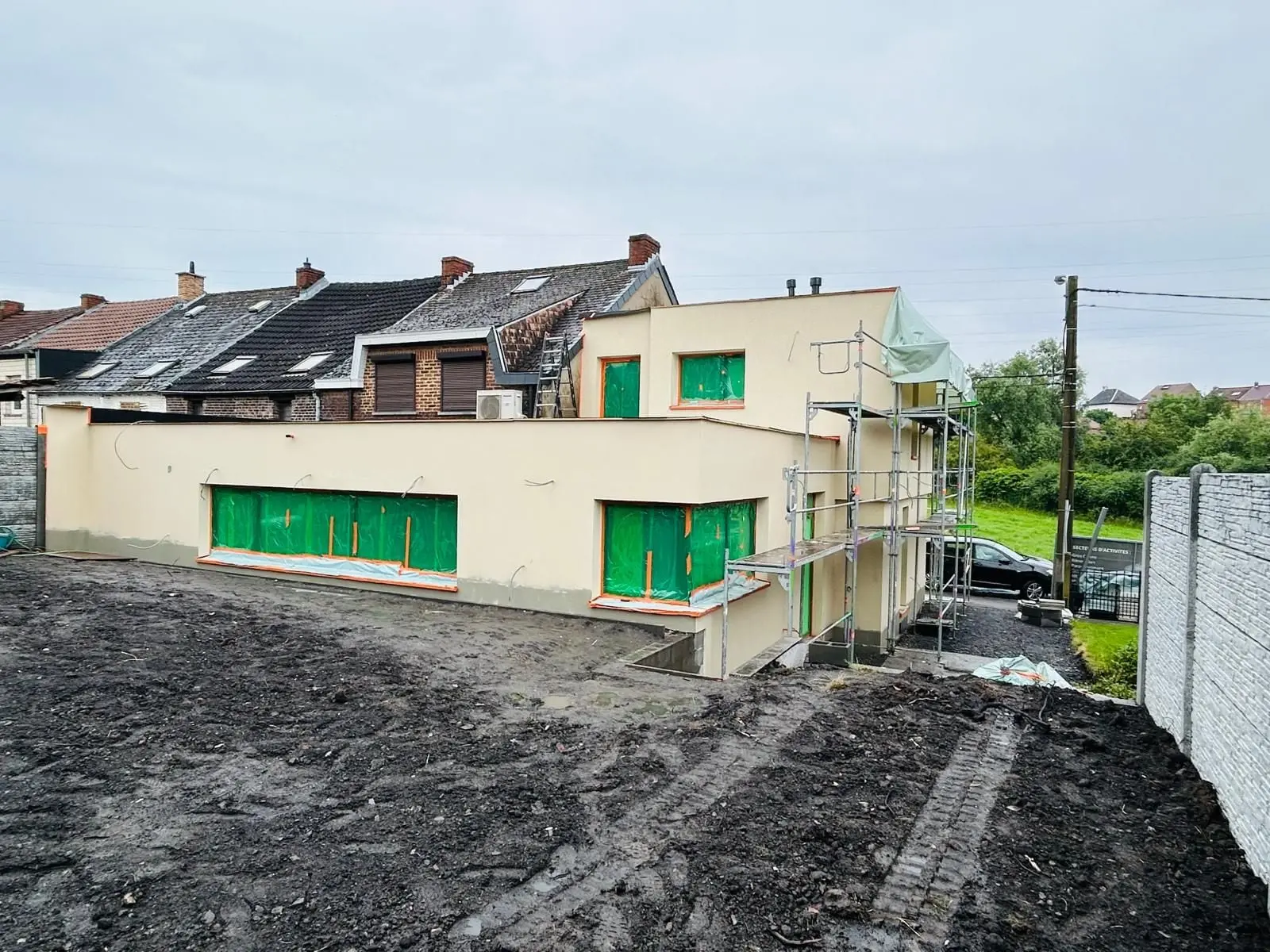 La maison vue d’en haut, couche crème, à Charleroi