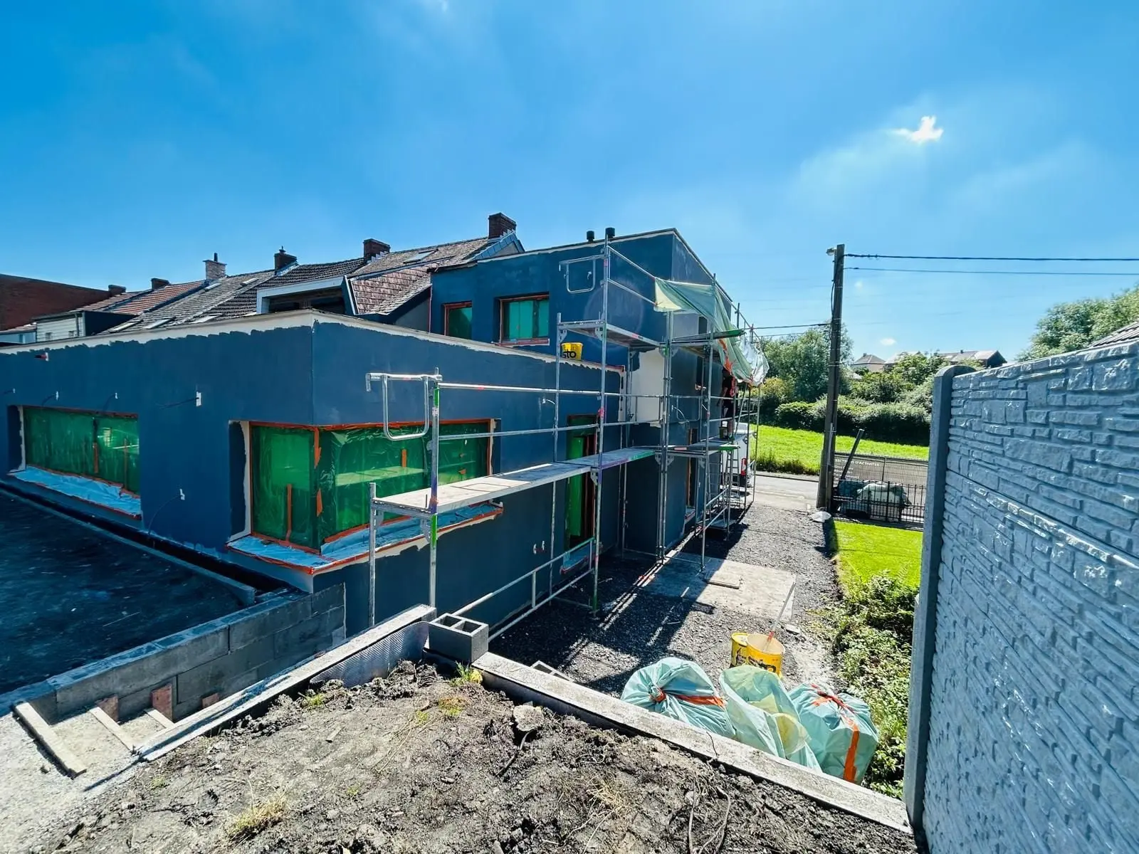 La maison vue d’en haut, couche anthracite et échafaudage, à Charleroi