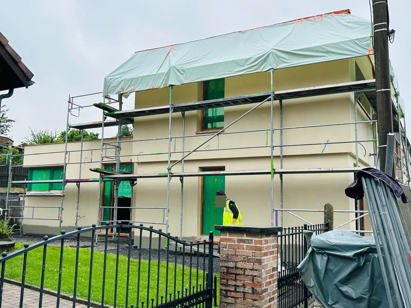 La maison côté jardin sous échafaudage, couche crème, à Charleroi