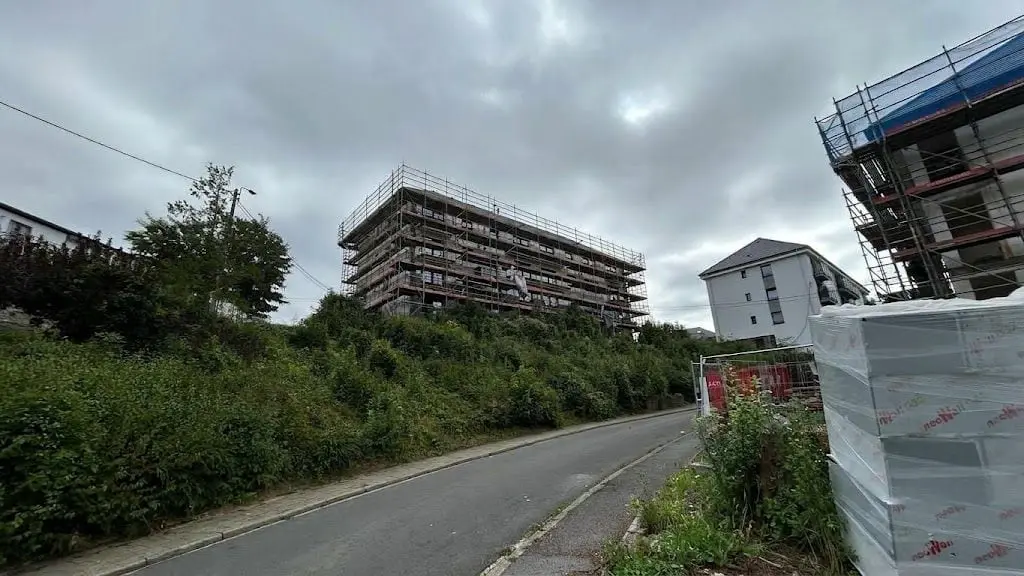 L’immeuble à balcons sur sa colline, au début des travaux, à Namur