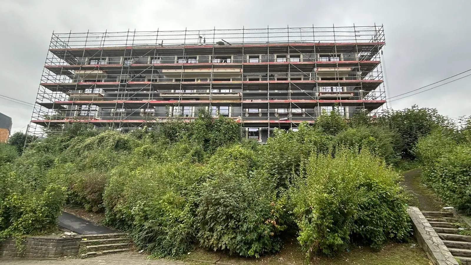 L’immeuble à balcons entièrement échafaudé, au début des travaux, à Namur