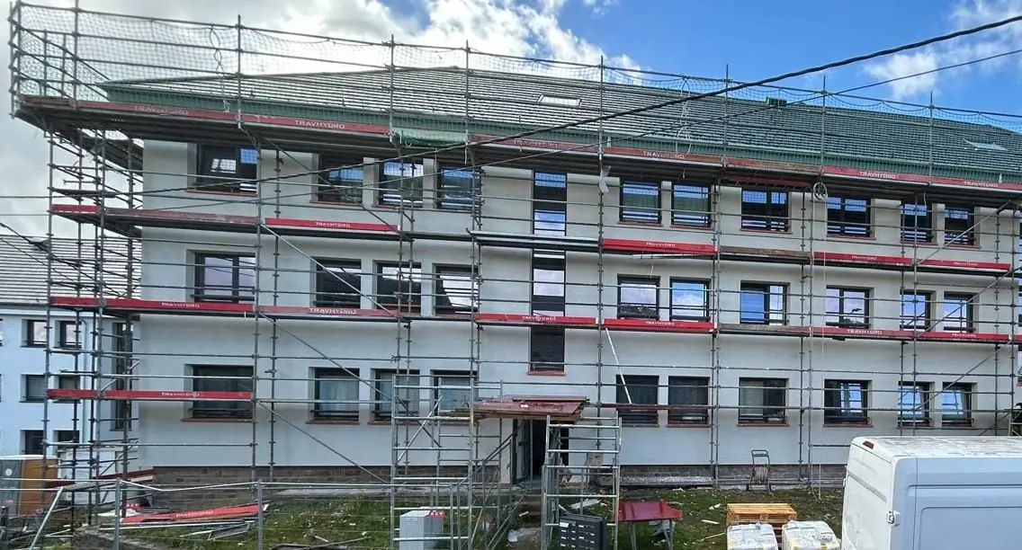 Immeuble de trois étages sous échafaudage, vu de face, à Namur