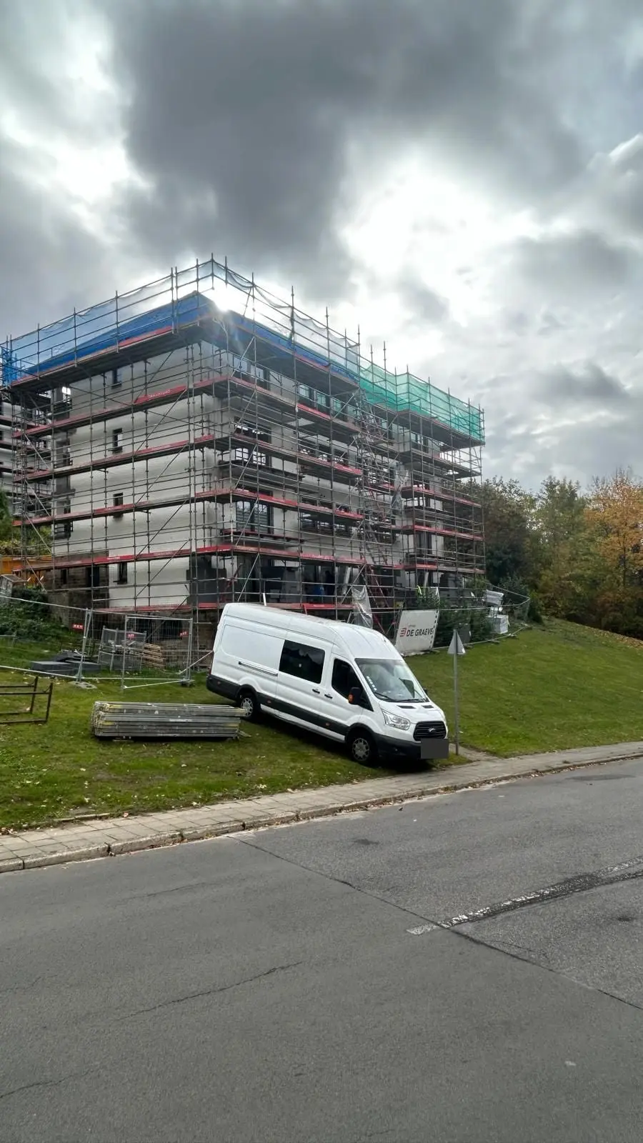 L’immeuble sous échafaudage et filets, vu de la rue, à Namur