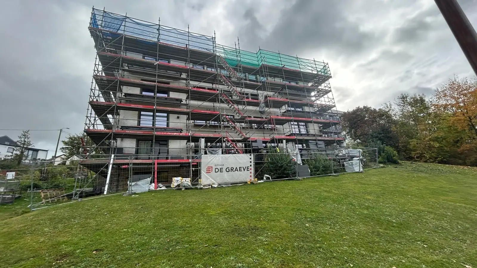 L’immeuble sous échafaudage au-dessus de sa pelouse, à Namur