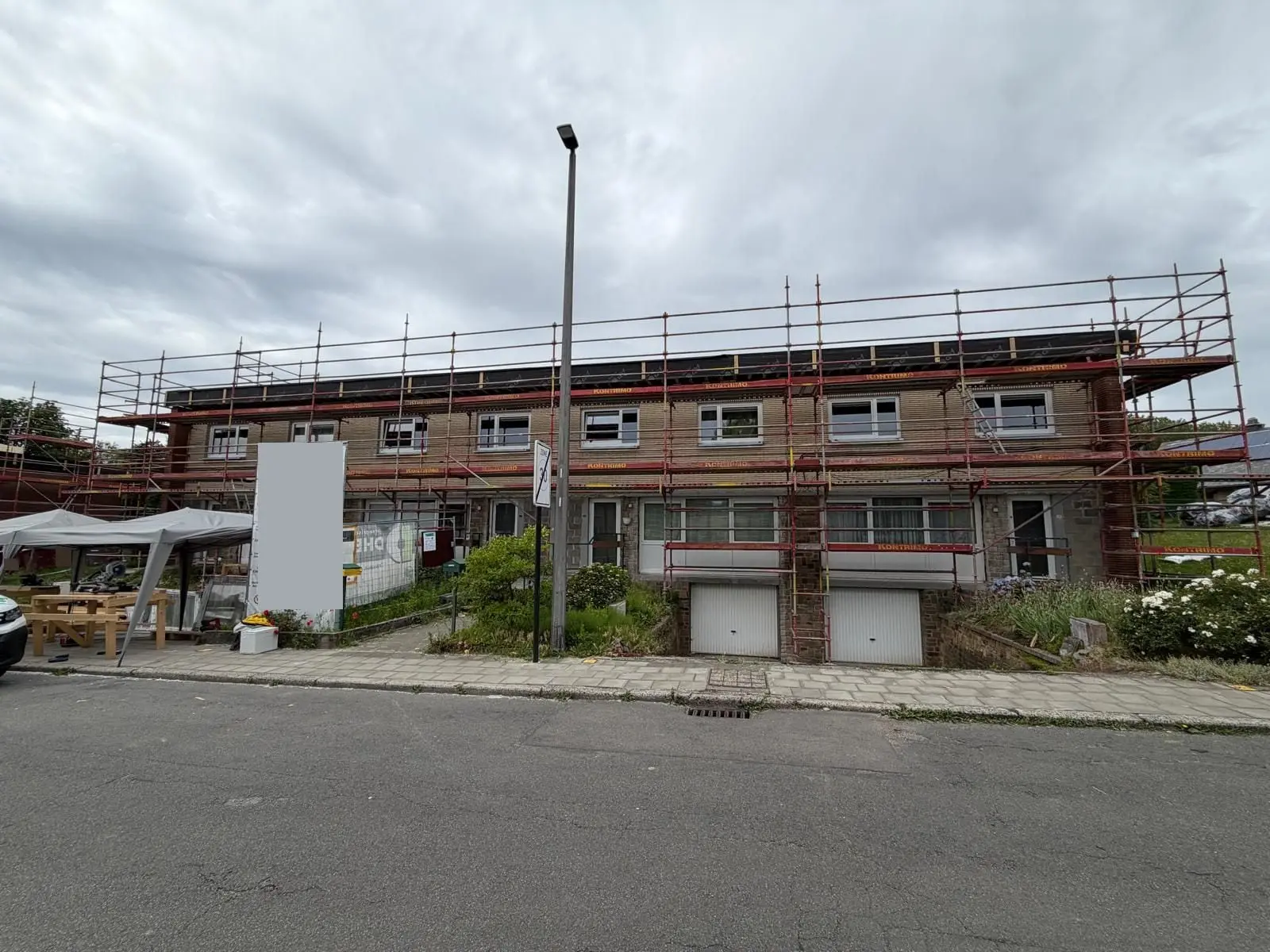 Rangée de maisons sous échafaudage, à Charleroi