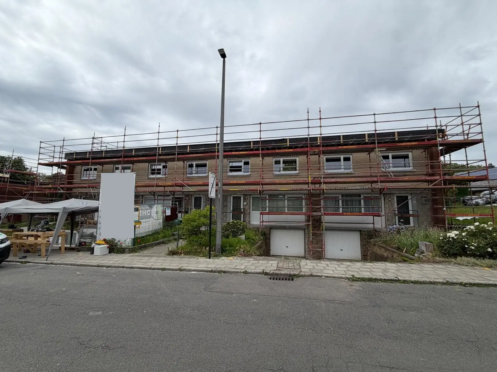 Rangée de maisons sous échafaudage, à Charleroi