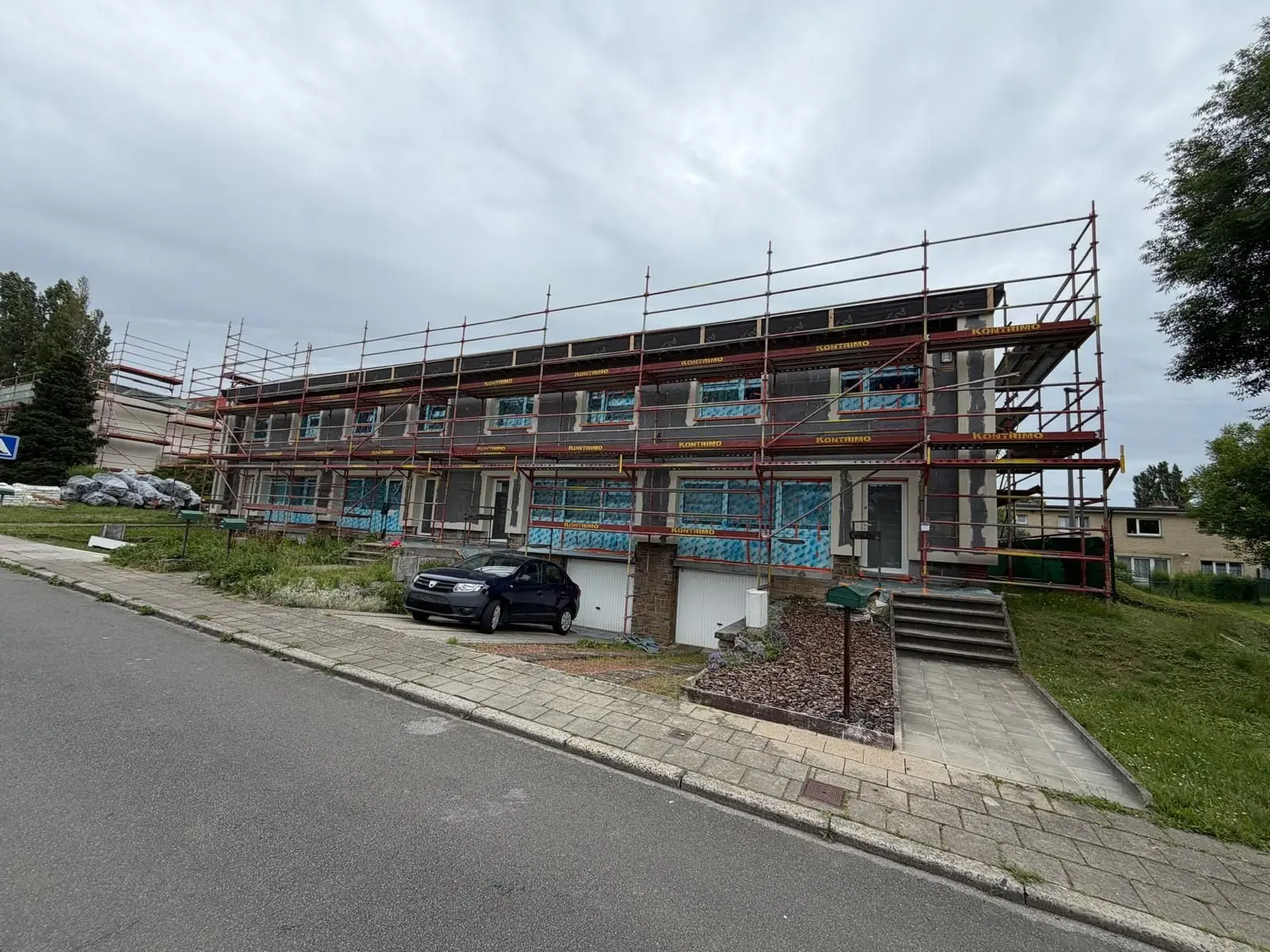 Deuxième rangée de maisons sous échafaudage, à Charleroi