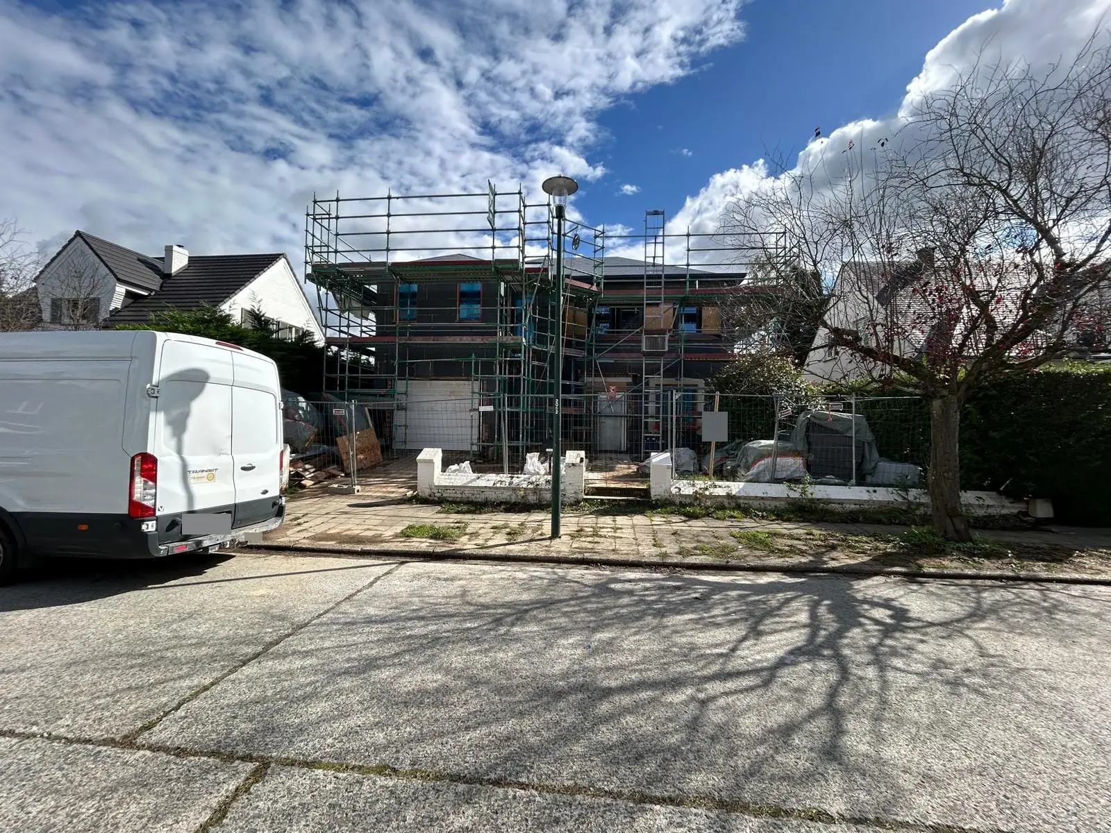 La maison sous échafaudage, vue de la rue, à Auderghem