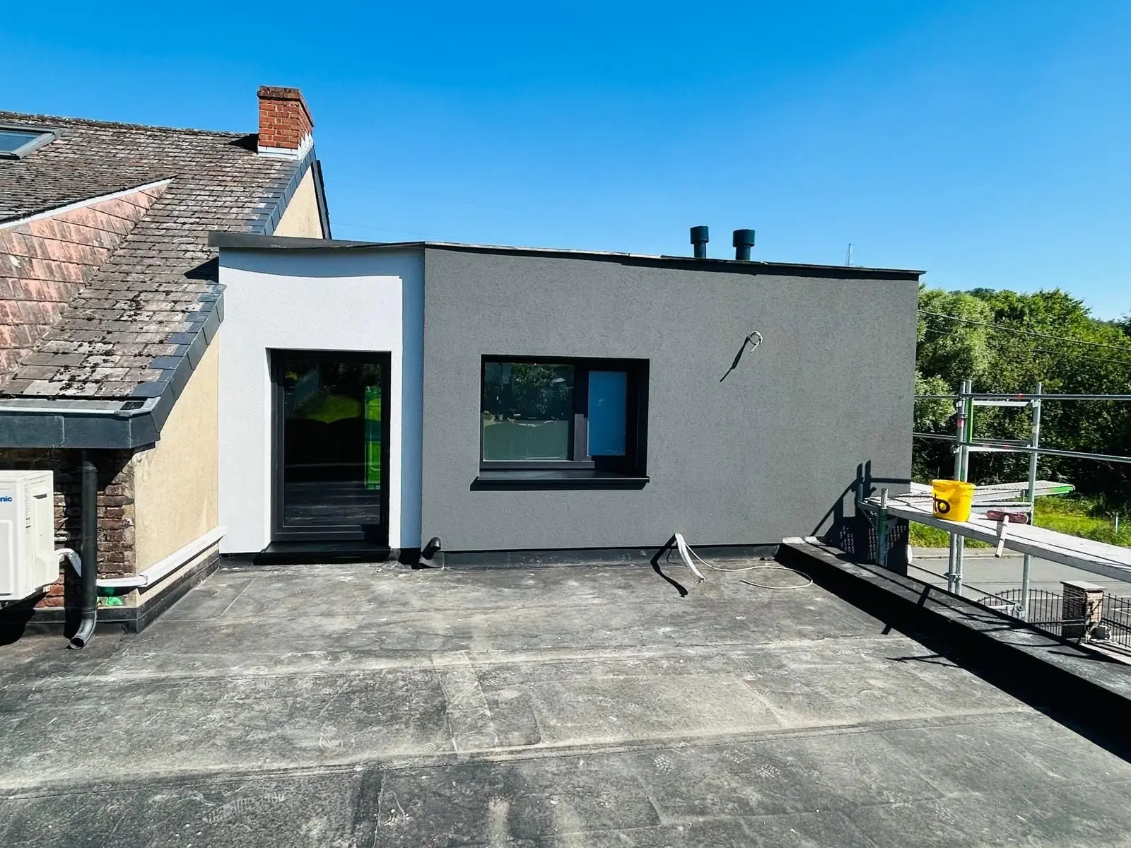 L’étage sur le toit-terrasse terminé, blanc et gris, à Charleroi