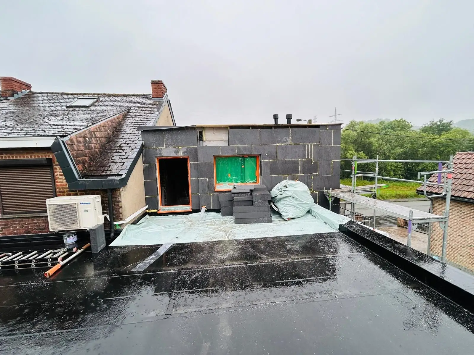 L’étage sur le toit-terrasse, panneaux noirs posés, à Charleroi