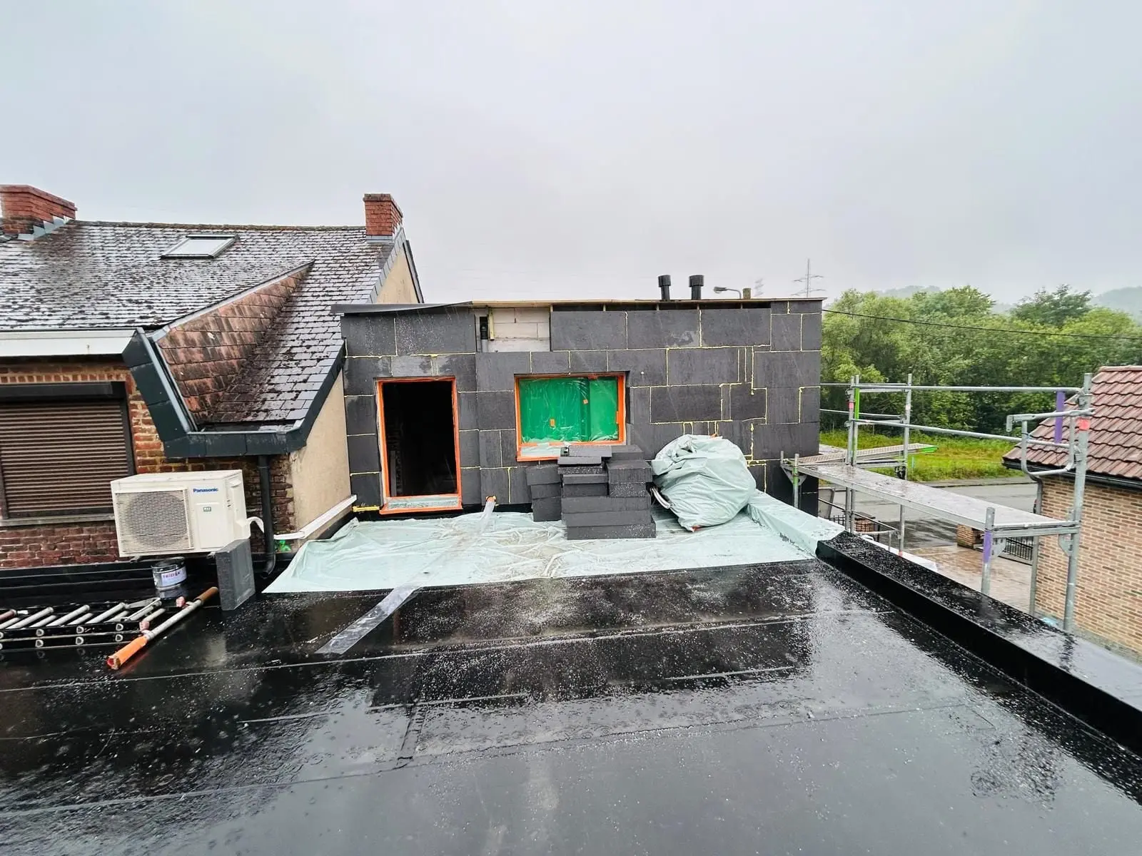 L’étage sur le toit-terrasse, panneaux noirs posés, à Charleroi